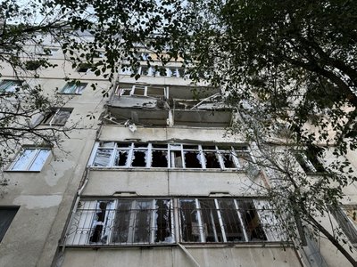Херсон, обстріли, липень 2024, побиті вікна, будинок Херсон, обстріли, липень 2024, побиті вікна, будинок