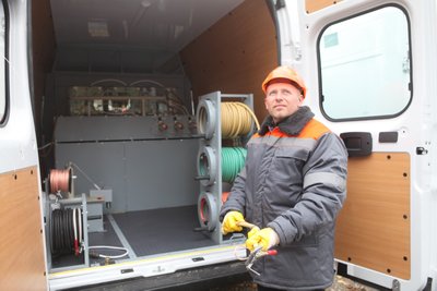 Працівник "Харківобленерго"поруч з КАЕЛ-5 Працівник "Харківобленерго"поруч з КАЕЛ-5