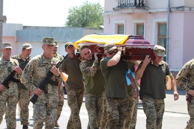 Вшанували "живим коридором": на Черкащині попрощалися з полеглим захисником Вшанували "живим коридором": на Черкащині попрощалися з полеглим захисником