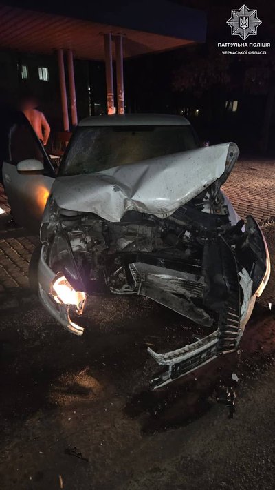 У Черкасах водій автомобіля врізався в зупинку громадського транспорту У Черкасах водій автомобіля врізався в зупинку громадського транспорту