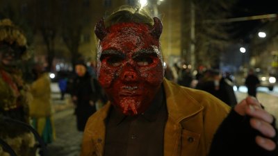 У костюмах Міндіча і НАБУ. Як буковинська Маланка збирала гроші для військових у Чернівцях У костюмах Міндіча і НАБУ. Як буковинська Маланка збирала гроші для військових у Чернівцях