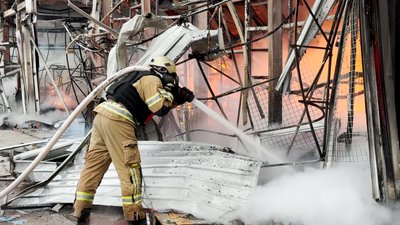 На найбільшому ринку Харкова зайнялася пожежа після удару "Шахеда" На найбільшому ринку Харкова зайнялася пожежа після удару "Шахеда"