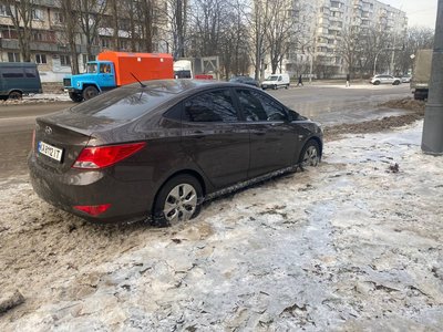 Вода зійшла, деякі авто примерзли: на столичній Борщагівці усувають наслідки аварії на водогоні Вода зійшла, деякі авто примерзли: на столичній Борщагівці усувають наслідки аварії на водогоні