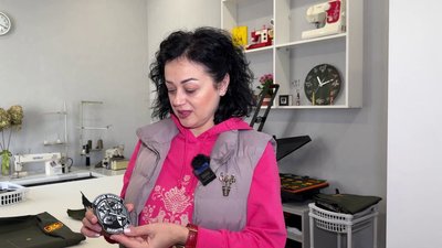 "Сукні почекають до перемоги". Сумська майстриня виготовляє військові шеврони "Сукні почекають до перемоги". Сумська майстриня виготовляє військові шеврони