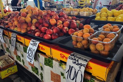 Скільки коштують персики та абрикоси на "Привозі" в Одесі Скільки коштують персики та абрикоси на "Привозі" в Одесі