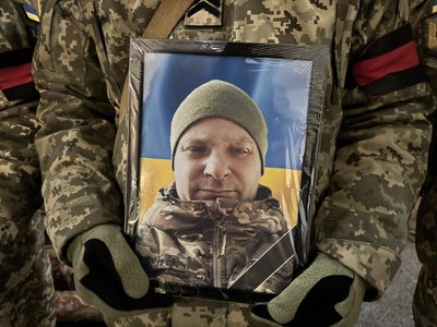 У Полтаві попрощалися із захисниками Ігорем Котельніковим та Володимиром Щербаком, які полягли на Донеччині У Полтаві попрощалися із захисниками Ігорем Котельніковим та Володимиром Щербаком, які полягли на Донеччині