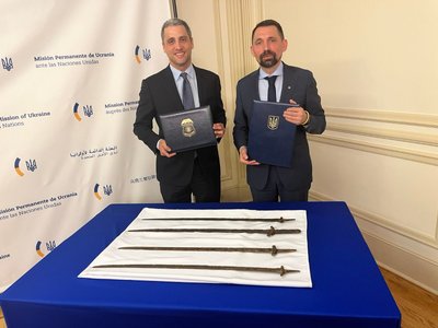 США передали Україні викрадені Росією середньовічні шаблі США передали Україні викрадені Росією середньовічні шаблі