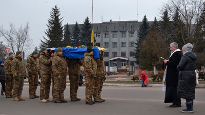 На Чернігівщині поховали бійців Вадима Федая, Олексія Горбаньова та Дениса Белика На Чернігівщині поховали бійців Вадима Федая, Олексія Горбаньова та Дениса Белика