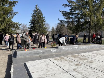 Люди покладають квіти біля стели памʼяті загиблих у роки Другої світової війни Люди покладають квіти біля стели памʼяті загиблих у роки Другої світової війни