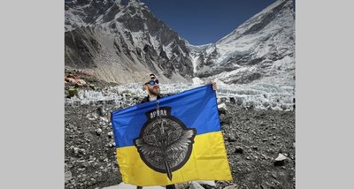 Військові піднялися на Еверест, підняли прапори, прапори підрозділів, травень 2025 Військові піднялися на Еверест, підняли прапори, прапори підрозділів, травень 2025