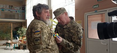Військові подякували учням і педагогам Житомирської спецшколи, які плетуть сітки для ЗСУ Військові подякували учням і педагогам Житомирської спецшколи, які плетуть сітки для ЗСУ