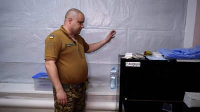 Військовослужбовець 18 Слов'янської бригади НГУ Микола Коваль показує рояль Донецька область Військовослужбовець 18 Слов'янської бригади НГУ Микола Коваль показує рояль Донецька область