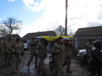 На Одещині простились з 28-річним десантником, який загинув у Луганській області На Одещині простились з 28-річним десантником, який загинув у Луганській області