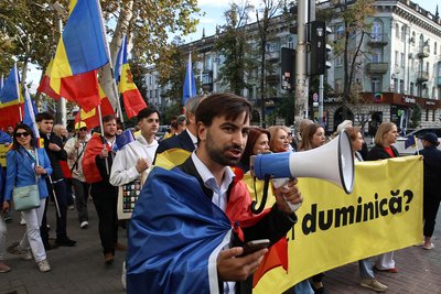 Прихильники проєвропейської партії "Дія і солідарність" беруть участь у мітингу напередодні парламентських виборів у Кишиневі, Молдова, 26 вересня 2025 року Прихильники проєвропейської партії "Дія і солідарність" беруть участь у мітингу напередодні парламентських виборів у Кишиневі, Молдова, 26 вересня 2025 року