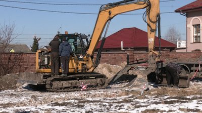 Рівнянка занепокоєна будівництвом на газових трубах біля її будинку Рівнянка занепокоєна будівництвом на газових трубах біля її будинку