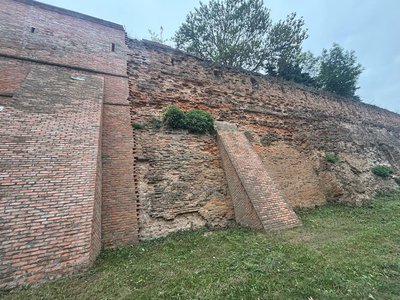Фортечний мур Кармелітського монастиря в Бердичеві — під загрозою руйнування Фортечний мур Кармелітського монастиря в Бердичеві — під загрозою руйнування