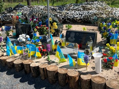 Вшанували "Янголів перемоги": делегація іноземних посадовців побувала в Мощуні на Київщині Вшанували "Янголів перемоги": делегація іноземних посадовців побувала в Мощуні на Київщині