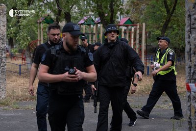 Командувач РДК Денис Капустін (в центрі) у житловому масиві Березняки у Дніпровському районі Києва, де сталася стрілянина 2 вересня 2026 року Командувач РДК Денис Капустін (в центрі) у житловому масиві Березняки у Дніпровському районі Києва, де сталася стрілянина 2 вересня 2026 року