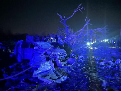 Поцілили у школу та будинок: внаслідок обстрілу Слов'янська та Краматорська під завалами шукають людей Поцілили у школу та будинок: внаслідок обстрілу Слов'янська та Краматорська під завалами шукають людей