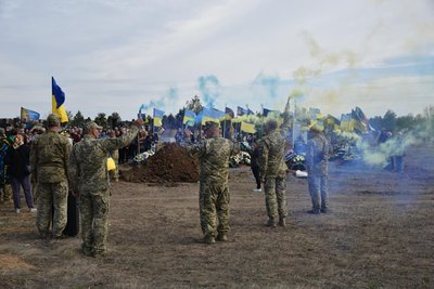 На Миколаївщині попрощалися із військовослужбовцем Русланом Соненком На Миколаївщині попрощалися із військовослужбовцем Русланом Соненком
