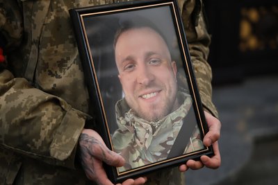 У Луцьку попрощалися з загиблим на Луганщині 31-річним військовим Артемом Павлюком У Луцьку попрощалися з загиблим на Луганщині 31-річним військовим Артемом Павлюком