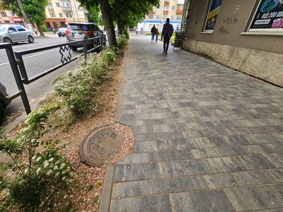 Нова плитка та старі ями – який вигляд мають тротуари на Покровській у Житомирі Нова плитка та старі ями – який вигляд мають тротуари на Покровській у Житомирі