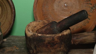 Безмен, ліжник, ковганочка, очіпки: у селі на Чернігівщині місцеві жителі зібрали колекцію речей минулого століття