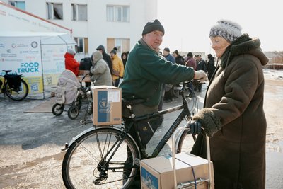 Жителі Дергачів отримують гуманітарну допомогу, 24 лютого 2025 року Жителі Дергачів отримують гуманітарну допомогу, 24 лютого 2025 року