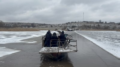 Люди на човні, який запустили замість парому. Миколаївщина, 18 лютого 2026 року Люди на човні, який запустили замість парому. Миколаївщина, 18 лютого 2026 року