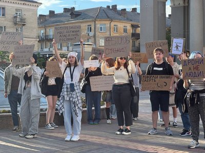 В Україні тривають протести проти відставки Федорова. День шостий В Україні тривають протести проти відставки Федорова. День шостий
