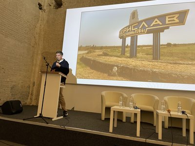 "Херсонщина на фронтирі: степ, ріка, фортеця". На конференції у Мистецькому арсеналі говорили про майбутнє півдня "Херсонщина на фронтирі: степ, ріка, фортеця". На конференції у Мистецькому арсеналі говорили про майбутнє півдня