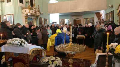 Гасив пожежу, яка сталася через атаку РФ, і раптово стався обвал конструкцій: на Чернігівщині поховали рятувальника Гасив пожежу, яка сталася через атаку РФ, і раптово стався обвал конструкцій: на Чернігівщині поховали рятувальника