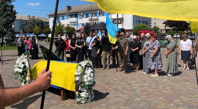 Понад рік вважали зниклим безвісти: на Рівненщині попрощалися із солдатом Віталієм Колодинським Понад рік вважали зниклим безвісти: на Рівненщині попрощалися із солдатом Віталієм Колодинським