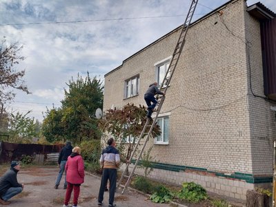 "Укрився і лежу, ото і все укриття". Як живуть у передмісті Сум "Укрився і лежу, ото і все укриття". Як живуть у передмісті Сум
