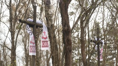 Як прикрашають могильні хрести на Рівненському Поліссі