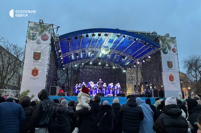 У центрі Одеси урочисто запалили головну новорічну ялинку міста У центрі Одеси урочисто запалили головну новорічну ялинку міста