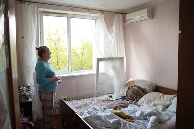 Ніна Михайловська, мешканка пошкодженого через влучання будинку в Немишлянському районі Харкова Ніна Михайловська, мешканка пошкодженого через влучання будинку в Немишлянському районі Харкова