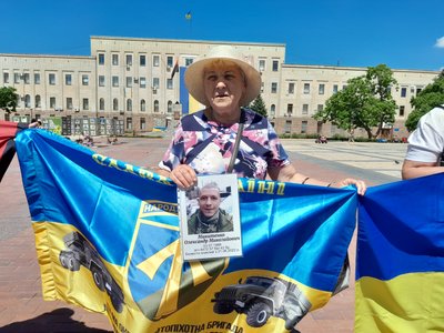 "Поверніть наших героїв додому": у Кропивницькому відбулась акція на підтримку полонених і зниклих безвісти "Поверніть наших героїв додому": у Кропивницькому відбулась акція на підтримку полонених і зниклих безвісти