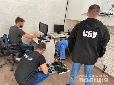В Одесі викрили "ботоферму", яка поширювала фейкові новини про ЗСУ В Одесі викрили "ботоферму", яка поширювала фейкові новини про ЗСУ