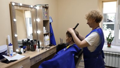 З перукарнею, спортзалом і дитячою: у Чернівцях маріупольці отримали нове житло