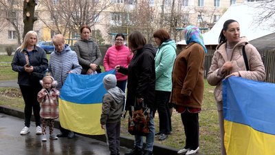 Зустріч звільненого з полону захисника 38-річного Василя Крамара у Вінниці Зустріч звільненого з полону захисника 38-річного Василя Крамара у Вінниці