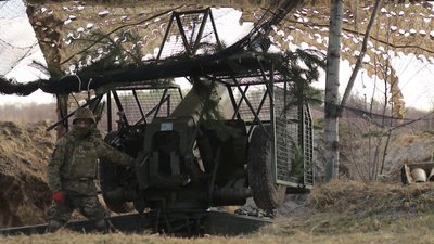 Як артилеристи 156 бригади відпрацьовують стрільби на гарматі Як артилеристи 156 бригади відпрацьовують стрільби на гарматі