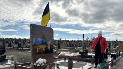 Лариса мати загиблого прикордонника Валерія Солдатенка на кладовищі біля могили сина Вільногірськ Дніпропетровська область 1 листопада 2025 рік