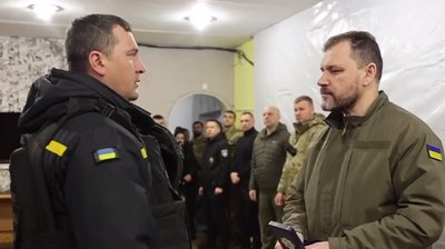 Рятувальник, поліцейський та нацгвардійці. Міністр МВС нагородив чотирьох службовців з Донеччини Рятувальник, поліцейський та нацгвардійці. Міністр МВС нагородив чотирьох службовців з Донеччини