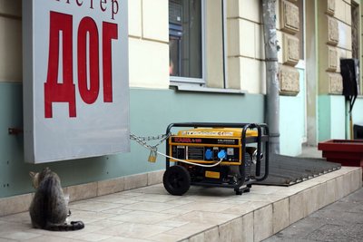 кіт сидить поруч з дизельним генератором на вулиці біля кафе в Одесі, 4 липня 2024 року кіт сидить поруч з дизельним генератором на вулиці біля кафе в Одесі, 4 липня 2024 року