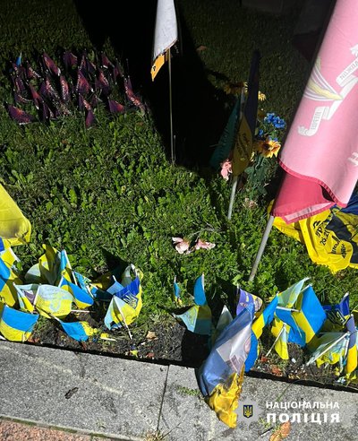 В Одесі затримали молодика, який підпалив прапорці на Європейській площі В Одесі затримали молодика, який підпалив прапорці на Європейській площі