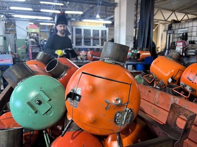 На Львівщині підприємство виготовляє окопні пічки для військових і цивільних на Схід На Львівщині підприємство виготовляє окопні пічки для військових і цивільних на Схід