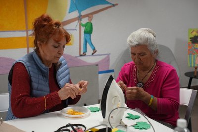 Штучні квіти як арттерапія. У Херсоні відбувся майстерклас "Віночок перемоги" Штучні квіти як арттерапія. У Херсоні відбувся майстерклас "Віночок перемоги"