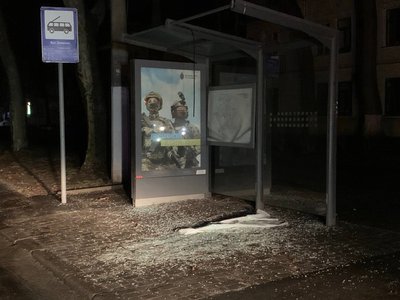 Розбита скляна зупинка в Одесі Розбита скляна зупинка в Одесі