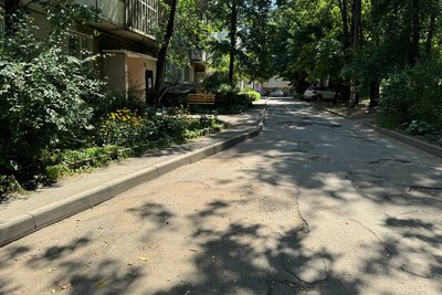 Міжбудинковий проїзд на вулиці Залозецького, 103 у Чернівцях, де планують провести ремонт